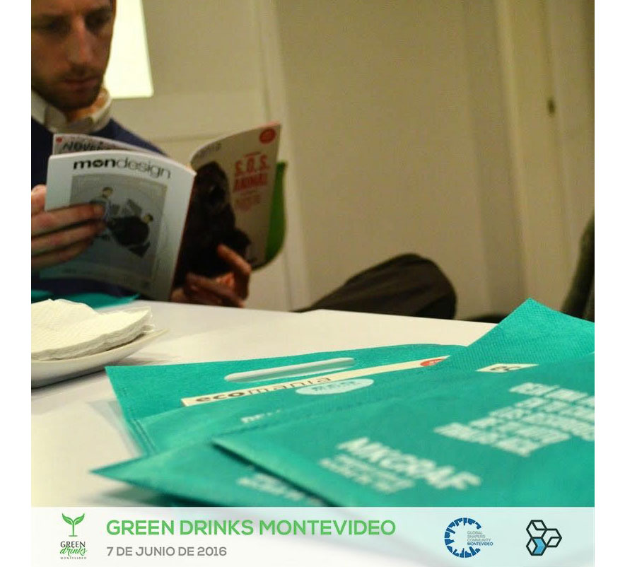 grupo de jovenes en un salón